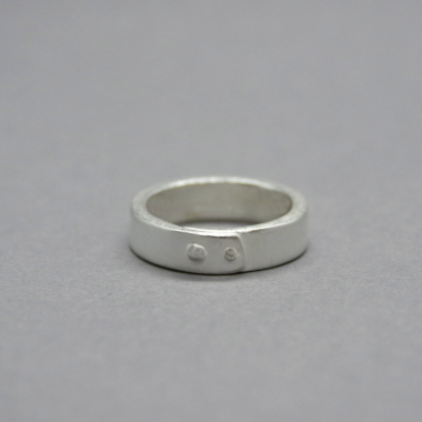 Sidabrinis žiedas su kniedėmis, sidabrinis žiedas