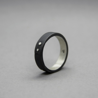 Juodinto sidabro žiedas su kniedėmis, sidabrinis žiedas