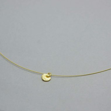 Laimingas akmenėlis-auksuotas sidabras-kaklo papuošalas-autorinė juvelyrika-galerija terra recognita